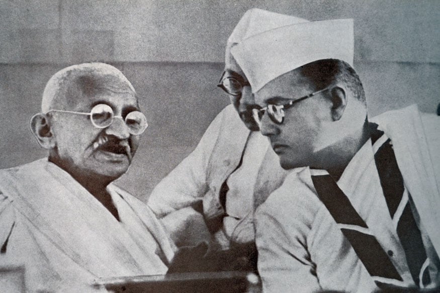 42. 1938లో 51వ ఇండియన్ నేషనల్ కాంగ్రెస్ సమావేశంలో సుభాష్ చంద్రబోస్తో మహాత్మాగాంధీ. (Image: Getty Images)