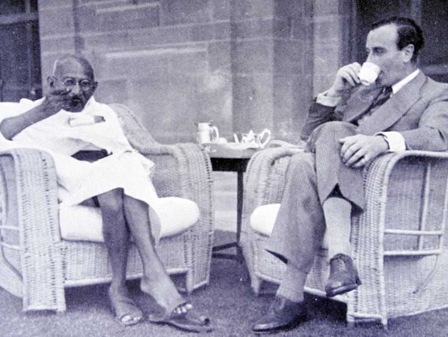 43. లార్డ్ మౌంట్బాటెన్తో అల్పాహార విందులో మహాత్మాగాంధీ. (Image: Getty Images)