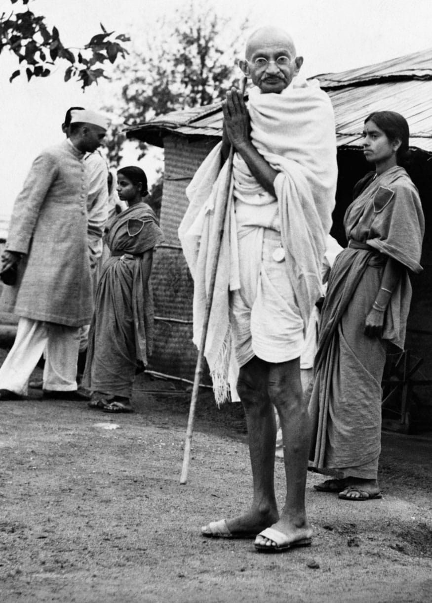 44. మద్దతుదారులకు మహాత్మాగాంధీ అభివాదం. (Image: Getty Images)