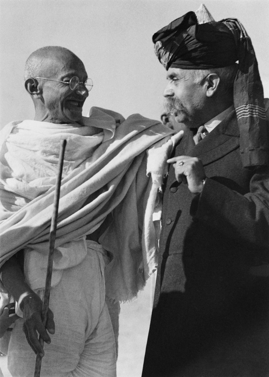 45. డేరాలో తన స్నేహితుడు నవాబ్తో మహాత్మాగాంధీ. (Image: Getty Images)