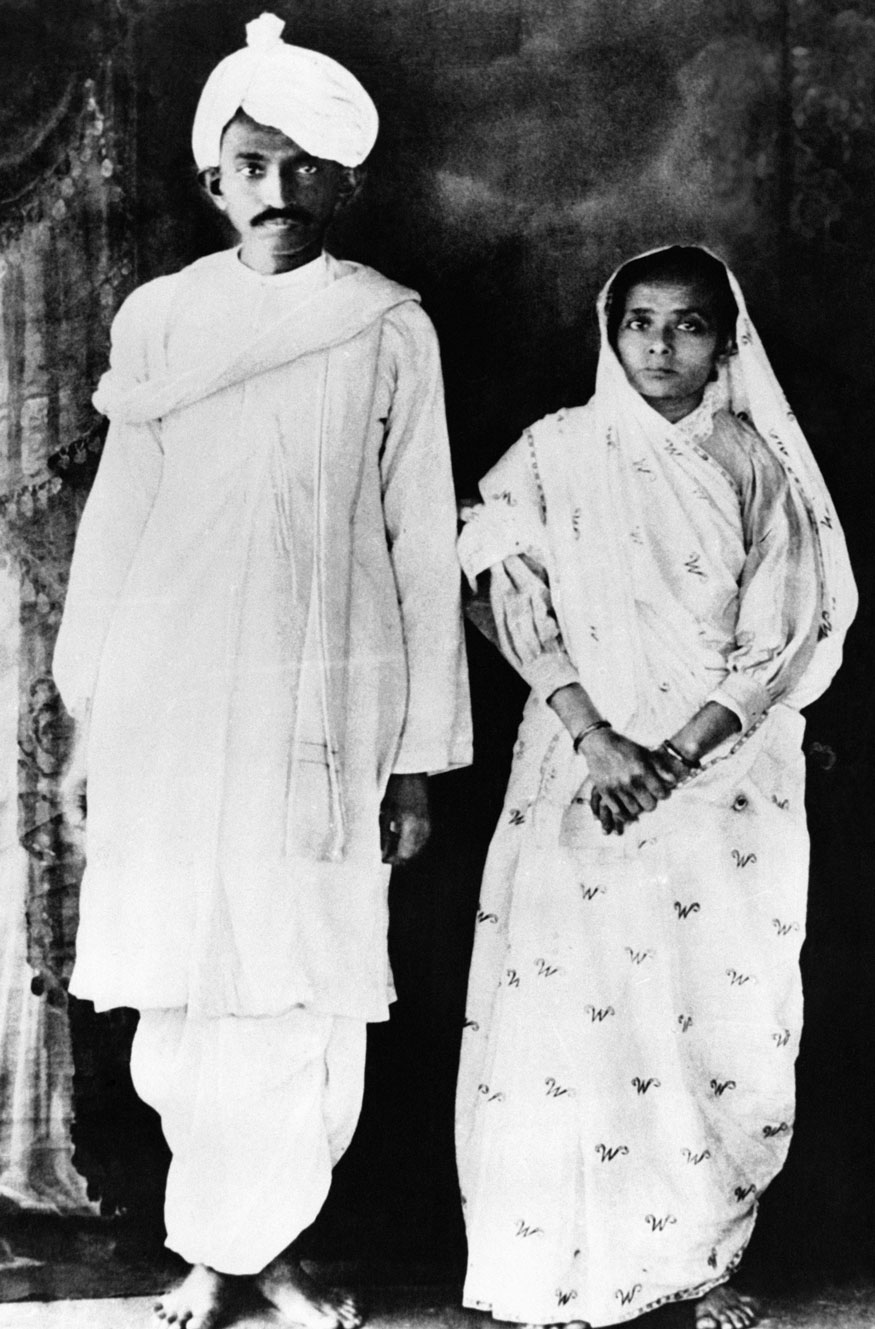 47. దక్షిణాఫ్రికా నుంచి తిరుగుప్రయాణంలో భార్య కస్తూర్బాతో మహాత్మాగాంధీ. (Image: Getty Images)