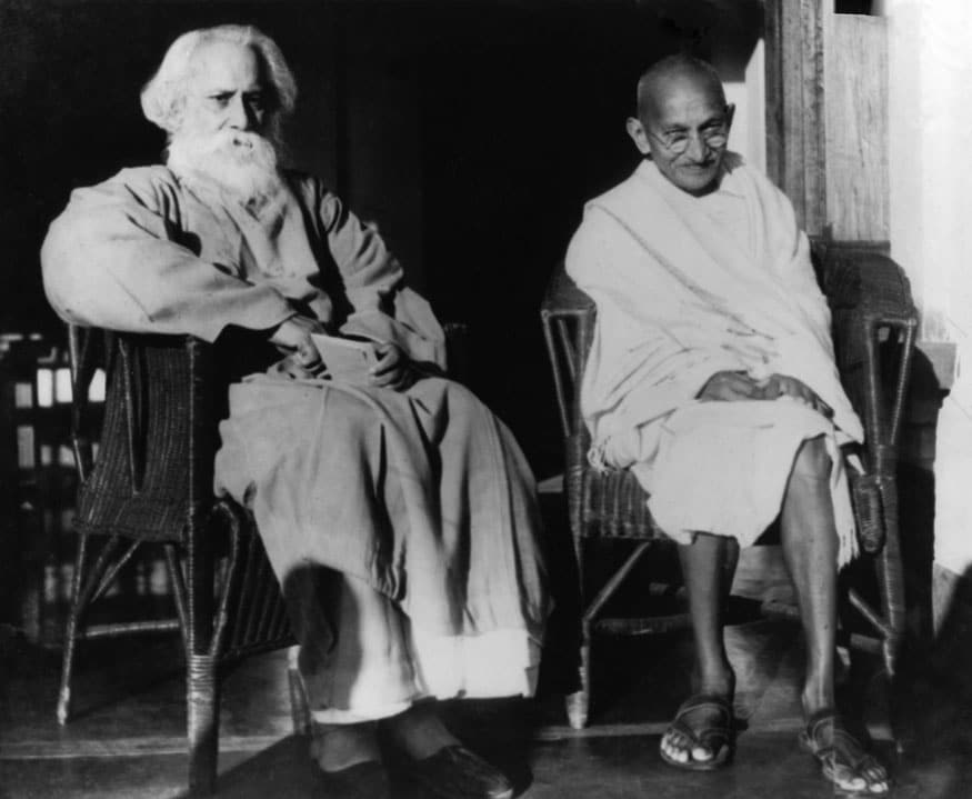 48. శాంతినికేతన్లో రచయిత రవీంద్రనాథ్ ఠాగోర్తో మహాత్మాగాంధీ. (Image: Getty Images)