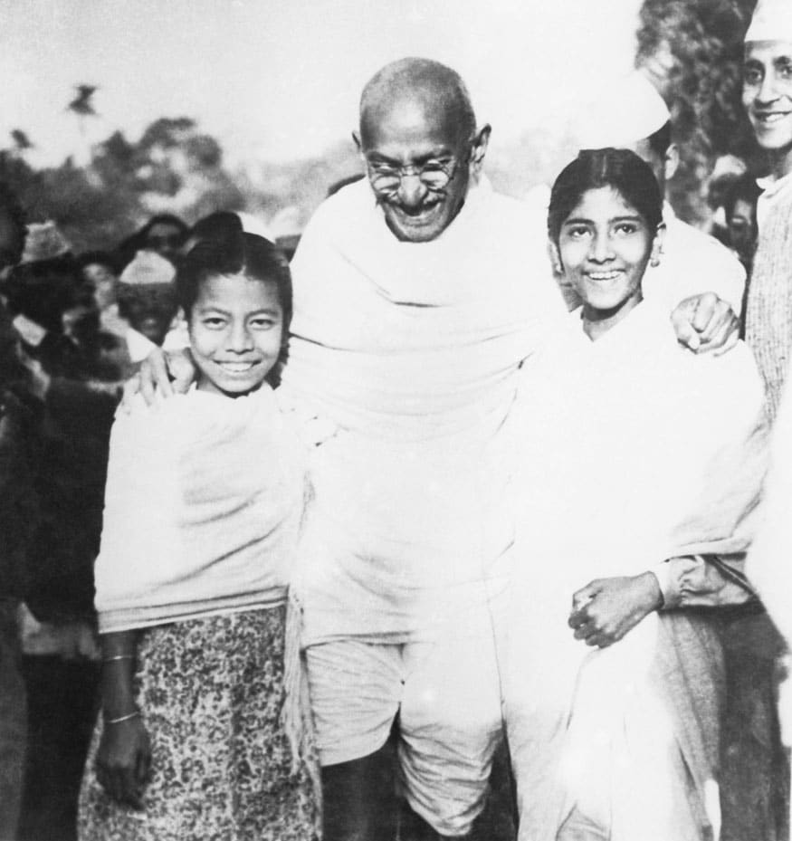 5. ఇద్దరు బాలికలతో జాతిపిత ముసిముసినవ్వులు. (Image: Getty Images)