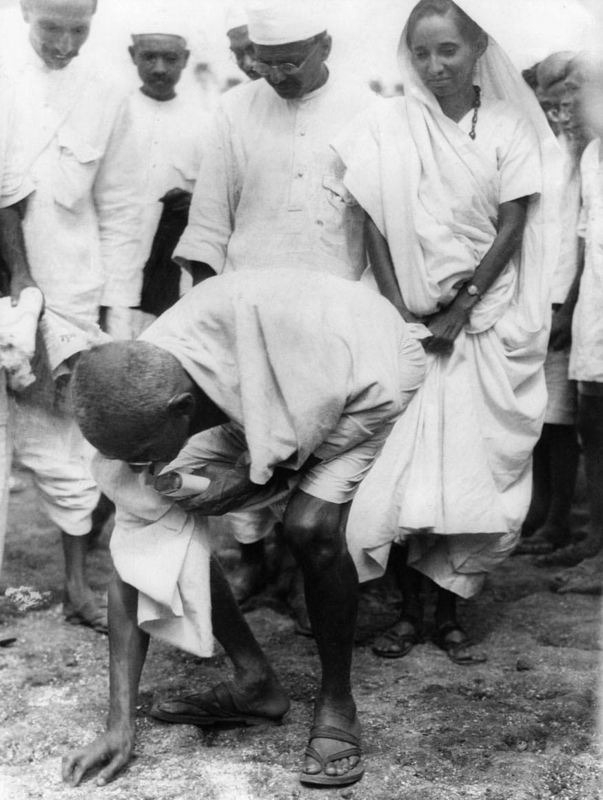 50. ఉప్పు సత్యాగ్రహంలో మహాత్మాగాంధీ. (Image: Getty Images)