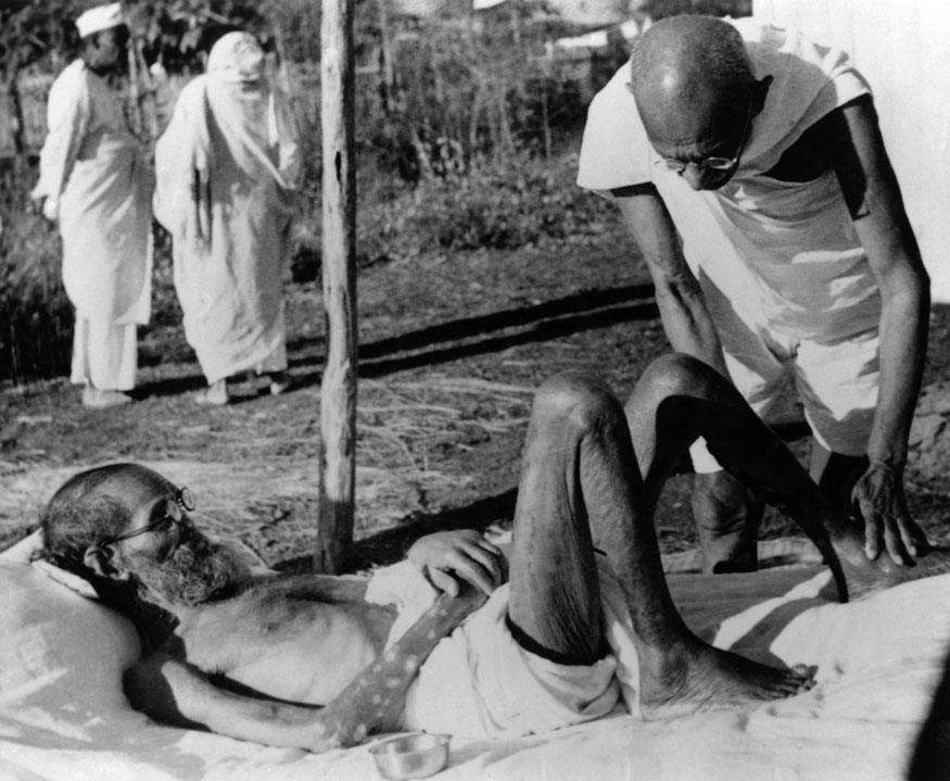 51. ఆశ్రమంలో ఓ రోగితో మహాత్మాగాంధీ. (Image: Getty Images)
