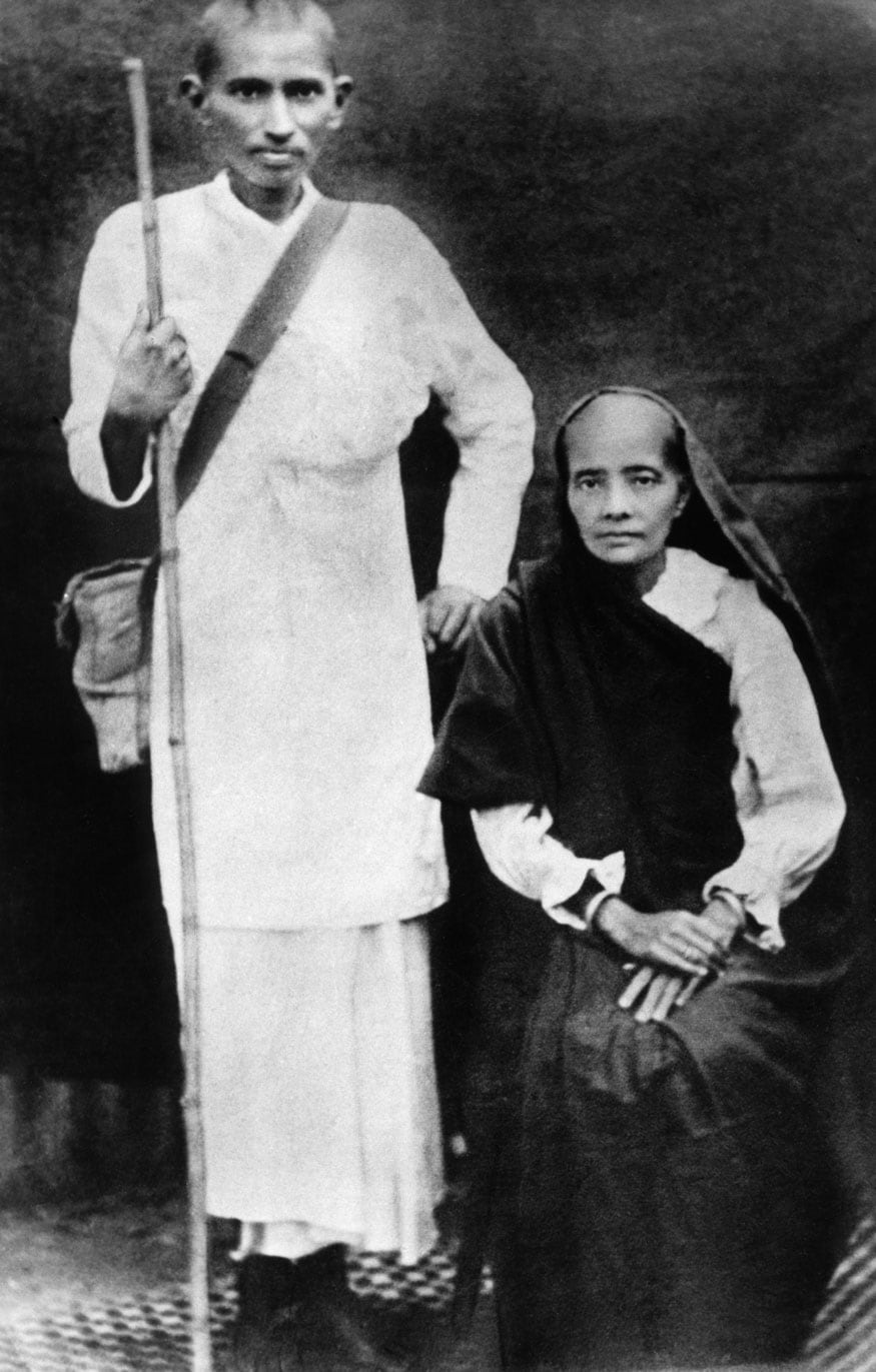 52. దక్షిణాఫ్రికాలో తన భార్య కస్తూర్బాతో మహాత్మాగాంధీ. (Image: Getty Images)