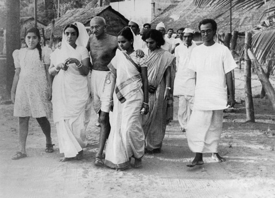 54. ప్రార్థన సమావేశానికి వెళ్తున్న మహాత్మాగాంధీ. (Image: Getty Images)