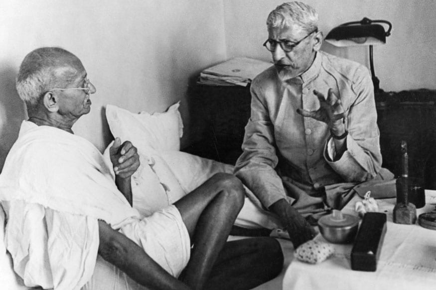 55. మౌలానా అబుల్ కలామ్ ఆజాద్తో మహాత్మాగాంధీ. (Image: Getty Images)