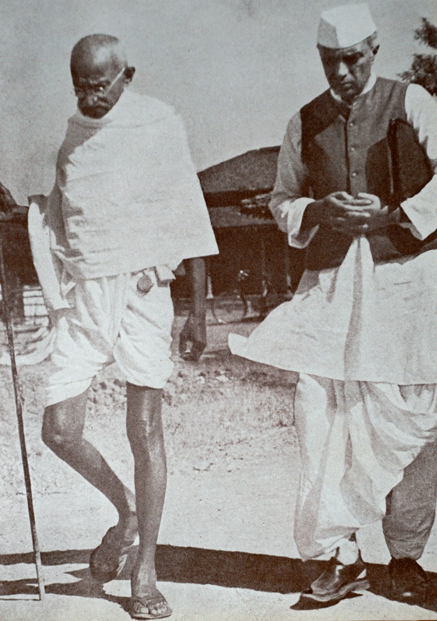 57. సేవాగ్రామ్లో జవహర్లాల్ నెహ్రూతో మహాత్మాగాంధీ. (Image: Getty Images)