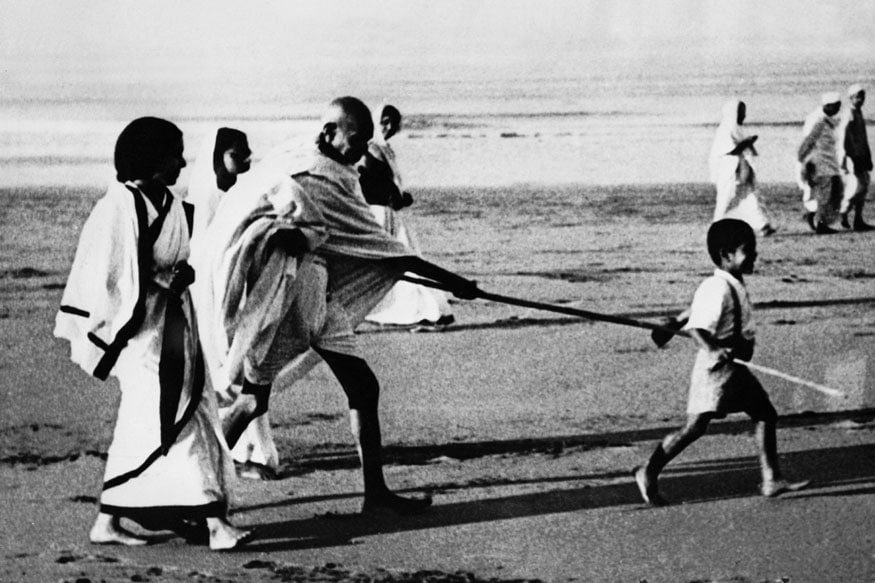 6. జూహూ బీచ్లో మనవడితో మహాత్మాగాంధీ. (Image: Getty Images)