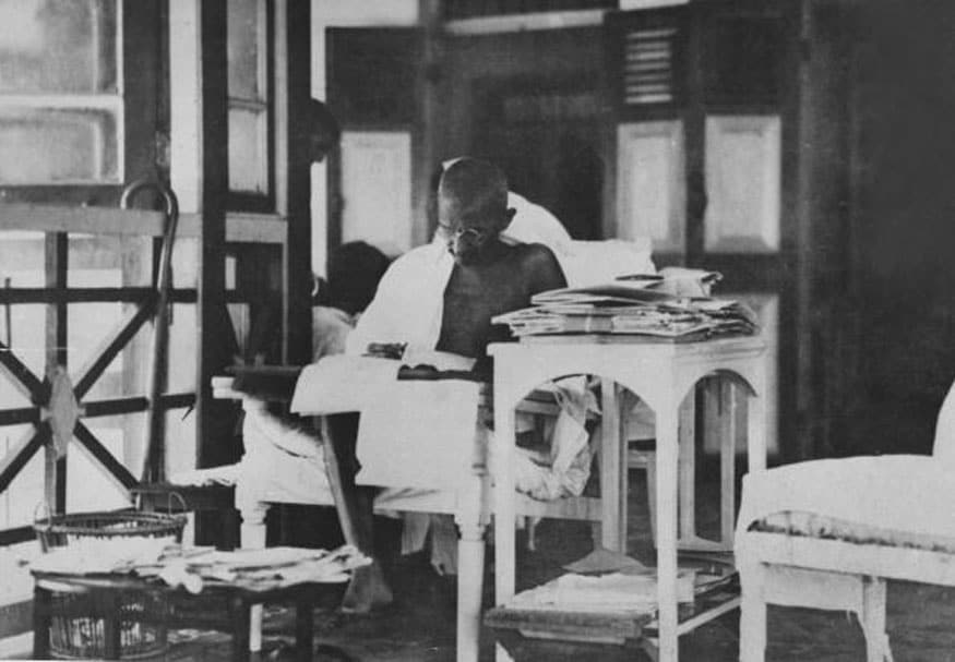 62. జైలు నుంచి విడుదలైన తర్వాత లేఖలు చదువుతున్న మహాత్మాగాంధీ. (Image: Getty Images)