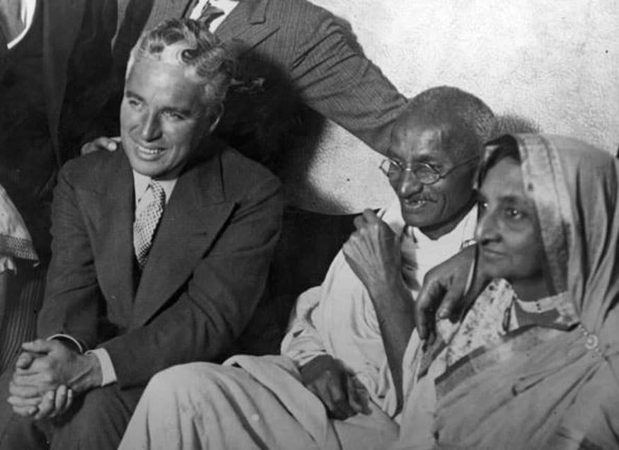 64. ఈస్ట్ లండన్లోని క్యానింగ్ టౌన్లో డాక్టర్ కట్రాల్ ఇంట్లో హాస్య నటుడు చార్లీ చాప్లిన్తో మహాత్మాగాంధీ. (Image: Getty Images)