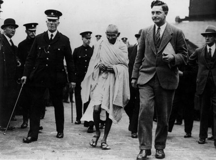 65. బ్రిటన్ టూర్లో గ్రీన్ఫీల్డ్ మిల్స్కు వెళ్తున్న మహాత్మాగాంధీ. (Image: Getty Images)