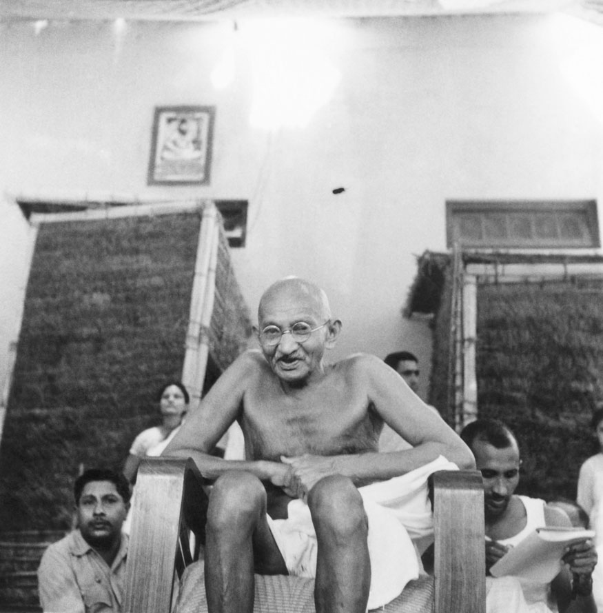 7. న్యూఢిల్లీలోని స్వీపర్స్ కాలనీలో మహాత్మాగాంధీ. (Image: Getty Images)