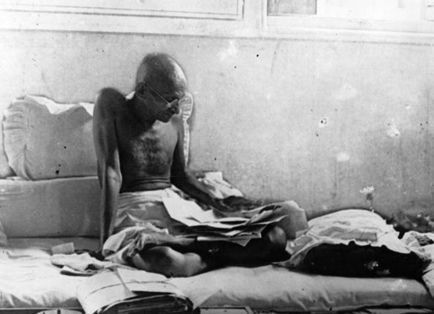 71. జైలు నుంచి విడుదలైన తర్వాత మహాత్మాగాంధీ నిరాహార దీక్ష. (Image: Getty Images)