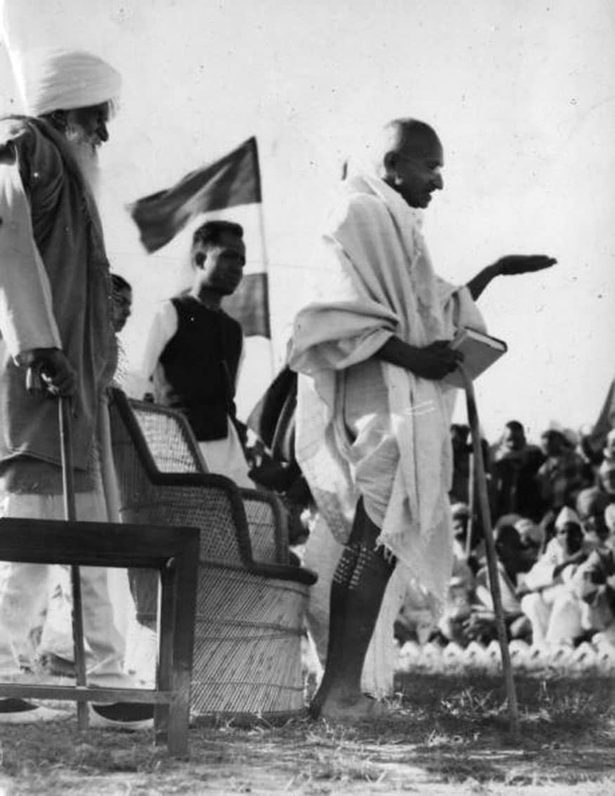 72. ర్యాలీలో మాట్లాడుతున్న మహాత్మాగాంధీ. (Image: Getty Images)