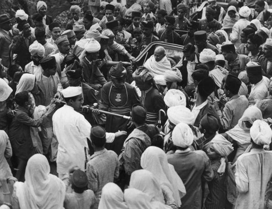 77. వైస్రాయ్ ఆఫ్ ఇండియాను కలిసేందుకు వైస్రిగల్ లాడ్జ్కు రిక్షాలో వెళ్తున్న మహాత్మాగాంధీ. (Image: Getty Images)