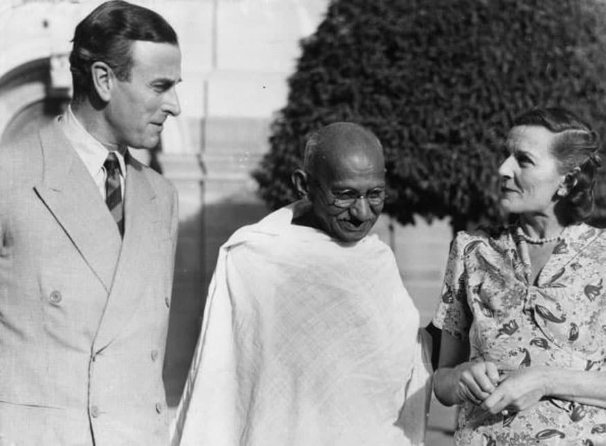 79. న్యూఢిల్లీలోని వైస్రాయ్ హౌజ్లో లార్డ్ మౌంట్బాటెన్, ఆయన భార్యతో మహాత్మాగాంధీ. (Image: Getty Images)