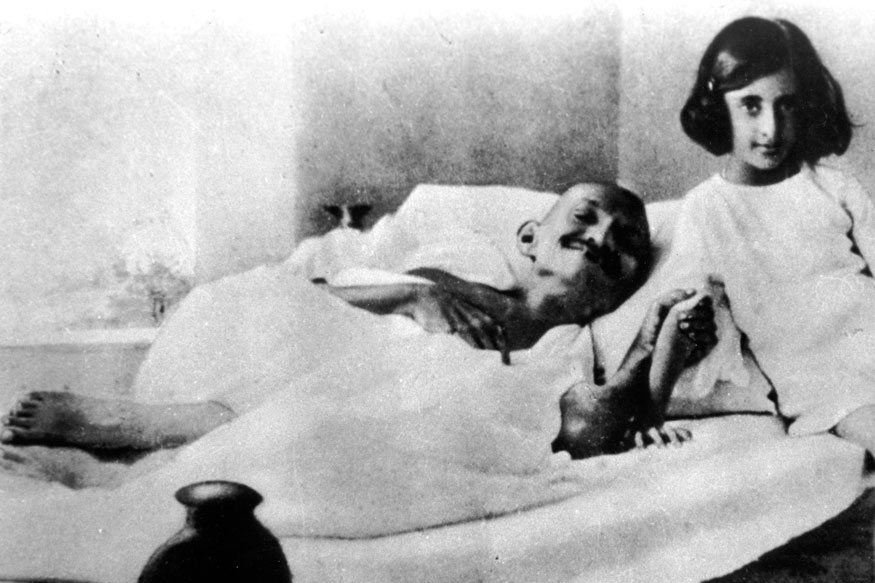 8. ఇందిరా గాంధీతో మహాత్మాగాంధీ. (Image: Getty Images)