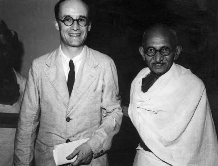81. న్యూ ఢిల్లీలోని గవర్నమెంట్ హౌజ్లో బర్మా స్టేట్ సెక్రటరీ లార్డ్ లిస్టోవెల్తో మహాత్మాగాంధీ. (Image: Getty Images)