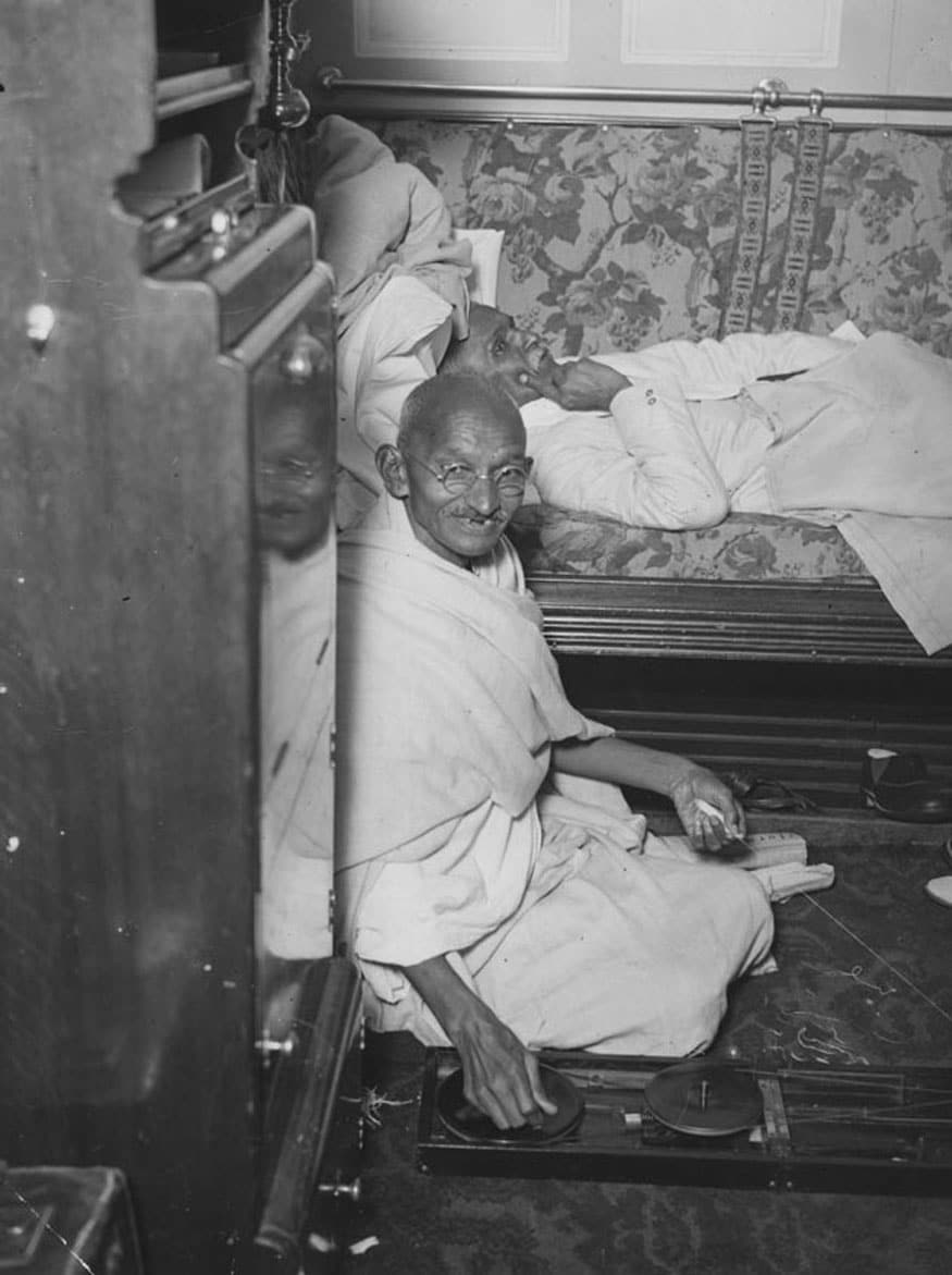 84. షిప్లో తన క్యాబిన్లో సర్ పి.పట్టానితో మహాత్మాగాంధీ. (Image: Getty Images)
