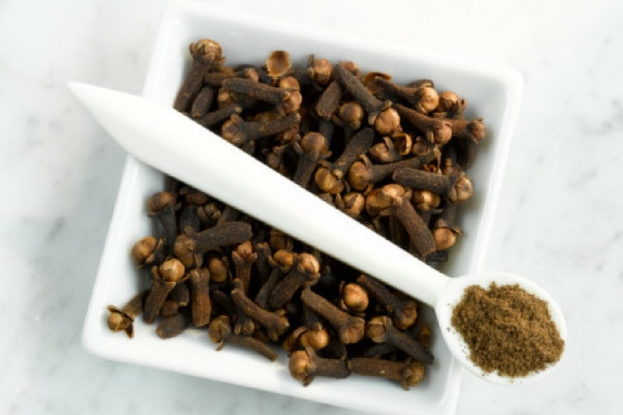  కొన్ని నీటిని వేడిచేసి అందులో లవంగాలు వేసి మరిగించి ఆ నీటితో చేతులను క్లీన్ చేసుకోండి.