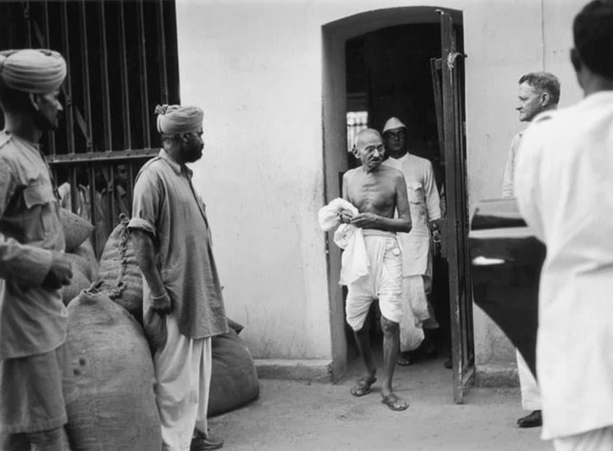 88. కలకత్తా జైలులో రాజకీయ ఖైదీలను పరామర్శించి వస్తున్న మహాత్మాగాంధీ. (Image: Getty Images)