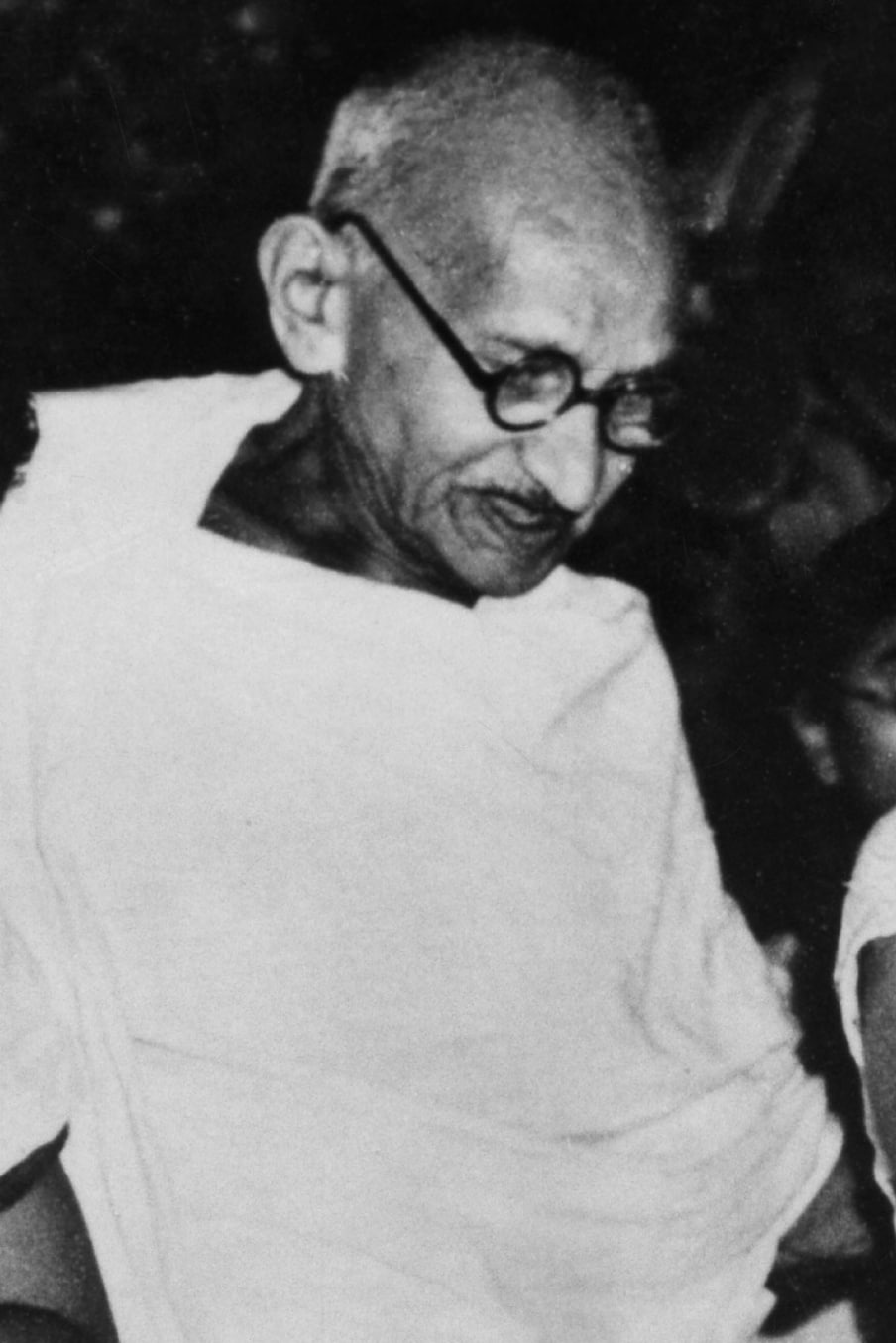  95. తన ఇంట్లోని గార్డెన్‌లో మహాత్మాగాంధీ. (Image: Getty Images)
