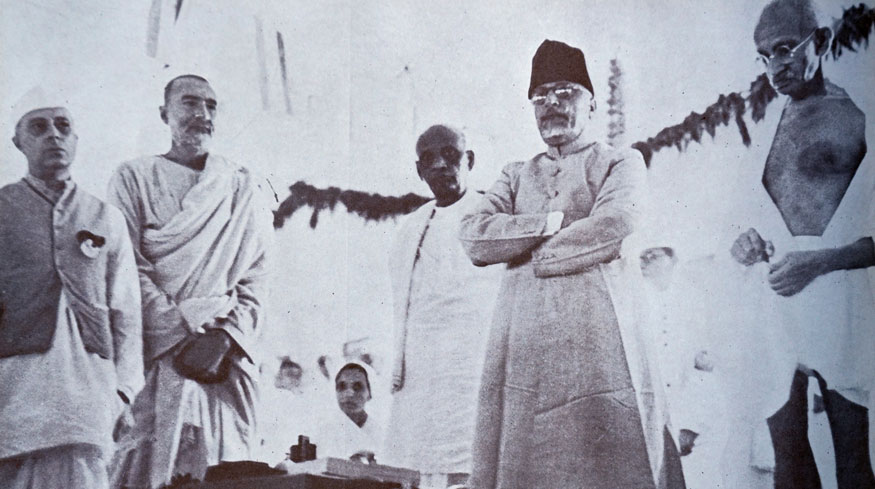 96. ఢిల్లీలోని ఏఐసీసీ సమావేశంలో జవహర్లాల్ నెహ్రూ, ఖాన్ అబ్దుల్ గఫర్ ఖాన్, సర్దార్ పటేల్, మౌలానా అబుల్ కలామ్ ఆజాద్తో మహాత్మాగాంధీ. (Image: Getty Images)