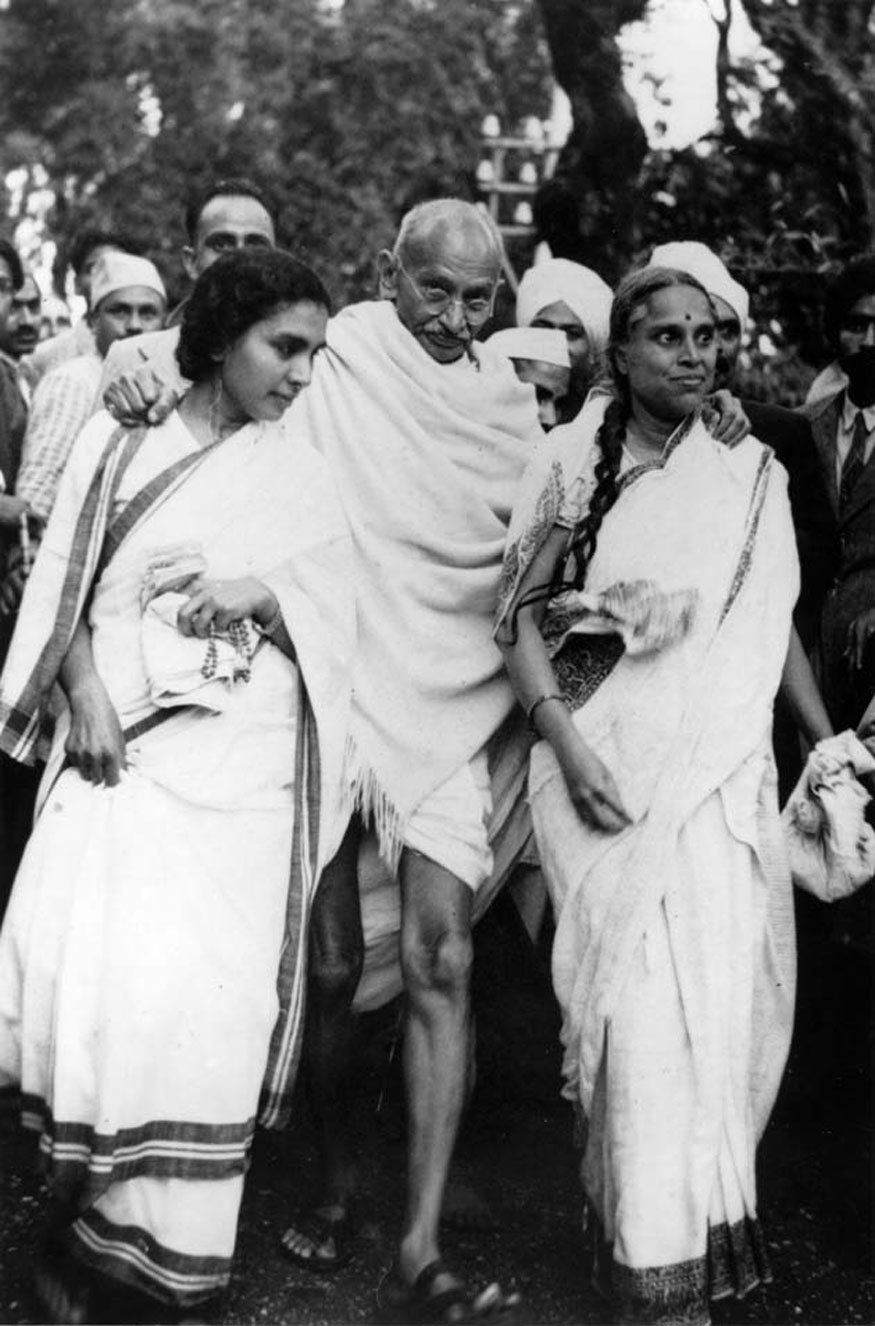 97. లీడర్స్ కాన్ఫరెన్స్ సమయంలో షిమ్లాలోని ఇంటి నుంచి బయల్దేరుతున్న మహాత్మాగాంధీ. ఆయనతో పాటు డాక్టర్ సుశీలా నాయర్, సుషీలా బెన్. (Image: Getty Images)