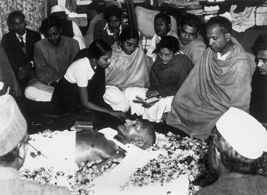 99. న్యూ ఢిల్లీలోని బిర్లా హౌజ్లో మహాత్మాగాంధీ భౌతికకాయం. (Image: Getty Images)