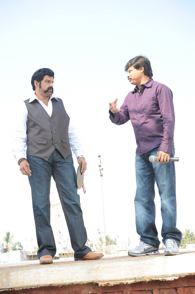 Balakrishna, Boyapati Srinu movie story leaked and Once more Balayya Dual Role pk.. బాలయ్య, బోయపాటి కాంబినేషన్ అనగానే మరో ఆలోచన లేకుండా ముందుగా గుర్తొచ్చే సినిమా సింహా. ఆ సినిమాలో బాలయ్య మీసం. ఆ మీసంలో నుంచే కథ పుట్టిందంటాడు బాలకృష్ణ. అప్పటి వరకు ఫ్లాపుల్లో ఉన్న బాలయ్యను సింహా బయటికి తీసుకొచ్చింది. ఇక ఆ తర్వాత లెజెండ్ సినిమాతో మరో బ్లాక్ బస్టర్ ఇచ్చాడు బోయపాటి శ్రీను. balakrishna boyapati srinu,balayya boyapati movie shooting,balakrishna boyapati srinu movie,balakrishna dual role,balakrishna boyapati srinu movie story leak,vinaya vidheya rama collections,balakrishna asks boyapati srinu full script,balakrishna boyapati srinu shock,balakrishna boyapati movies,balakrishna boyapati srinu movie,boyapati srinu rakul preet singh,boyapati srinu nbk films,telugu cinema,boyapati srinu 15 crore remuneration,బోయపాటి శ్రీను బాలకృష్ణ,బోయపాటి శ్రీనుకు బాలకృష్ణ షాక్,బోయపాటి శ్రీను బాలకృష్ణ సినిమా,బోయపాటి శ్రీను రెమ్యునరేషన్,బోయపాటి శ్రీను 15 కోట్లు పారితోషికం,తెలుగు సినిమా