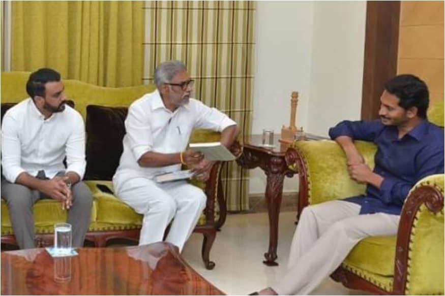 ys jagan, ysrcDaggubati Purandeswari, Purandeswari to join YSRCP, Purandeswari Son, వైసీపీలోకి పురందేశ్వరి, వైసీపీలో చేరనున్న దగ్గుబాటి పురందేశ్వరి, దగ్గుబాటి పురందేశ్వరి కొడుకు పేరు,p, ys jagan lotus pond, daggubati venkateshwar rao with ys jagan, daggubati met ys jagan, daggubati purandareshwari, bjp daggubati purandareshwari, వైఎస్ జగన్, వైఎస్ఆర్సీపీ, వైఎస్ జగన్ లోటస్ పాండ్, వైఎస్ జగన్తో దగ్గుబాటి వెంకటేశ్వర్రావు , వైఎస్ జగన్ను కలిసిన దగ్గుబాటి, దగ్గుబాటి పురంధరేశ్వరి, బీజేపీ దగ్గుబాటి పురంధరేశ్వరి, దగ్గుబాటి హితేష్
