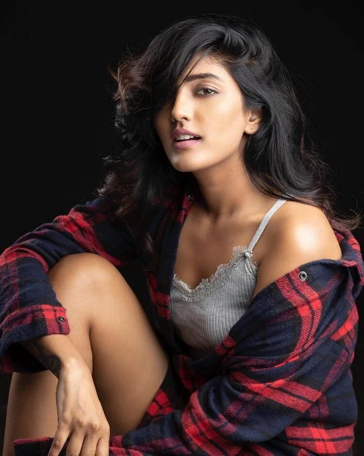 అందాల ఈషా రెబ్బా హాట్ ఫోటోస్ Photo: Twitter