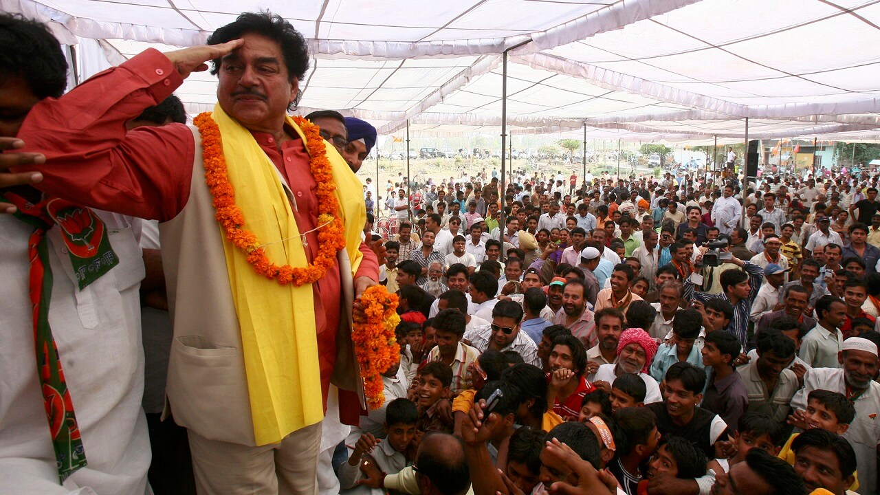  రెబల్ స్టార్‌గా బాలీవుడ్‌లో సంచలన సినిమాలు చేసిన శత్రుఘ్న సిన్హా ఆ తర్వాత రాజకీయాల్లోనూ సత్తా చూపించారు. బిజేపీలో ఆయన పలు కీలక పదవులు అధిష్టించారు. మొన్నటి ఎలక్షన్స్ ముందు బీజేపీని వీడి కాంగ్రెస్ పార్టీ కండువా కప్పుకున్నారు. అంతేకాదు పాట్నా సాహెబ్ నుంచి కాంగ్రెస్ తరుపున ఎంపీగా పోటీ చేసి ఓడిపోయారు.