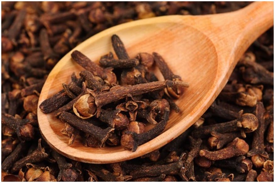  లవంగాలలోని యాంటీ బాక్టీరియల్ గుణాలు మీ చేతులను శుభ్రం చేస్తాయి.