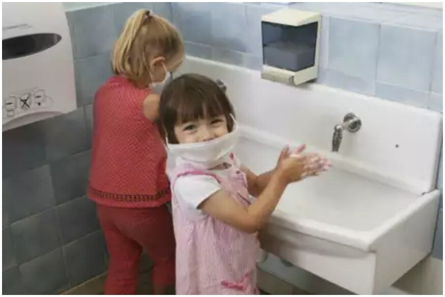  ఏదైనా తినాలన్నా... బయటికి వెళ్లి వచ్చినప్పుడైనా... చేతులు కడుక్కోవడం మంచిది. ఎందుకంటే మనకు తెలియని ఎన్నో సూక్ష్మక్రిములు మన చేతులపై ఉంటాయి.