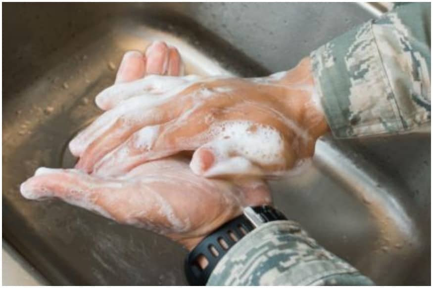  చేతులను శుభ్రం చేసుకోవడం వల్ల బ్యాక్టీరియా, సూక్ష్మజీవులు తొలగి పోయి ఎన్నో రకాల రోగాలు రాకుండా జాగ్రత్త పడొచ్చు.