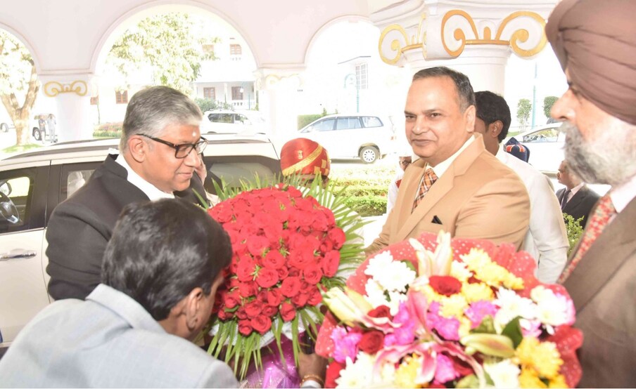  జస్టిస్ టీబీ రాధాకృష్ణన్‌కు స్వాగతం పలుకుతున్న సీఎస్ ఎస్కే జోషీ