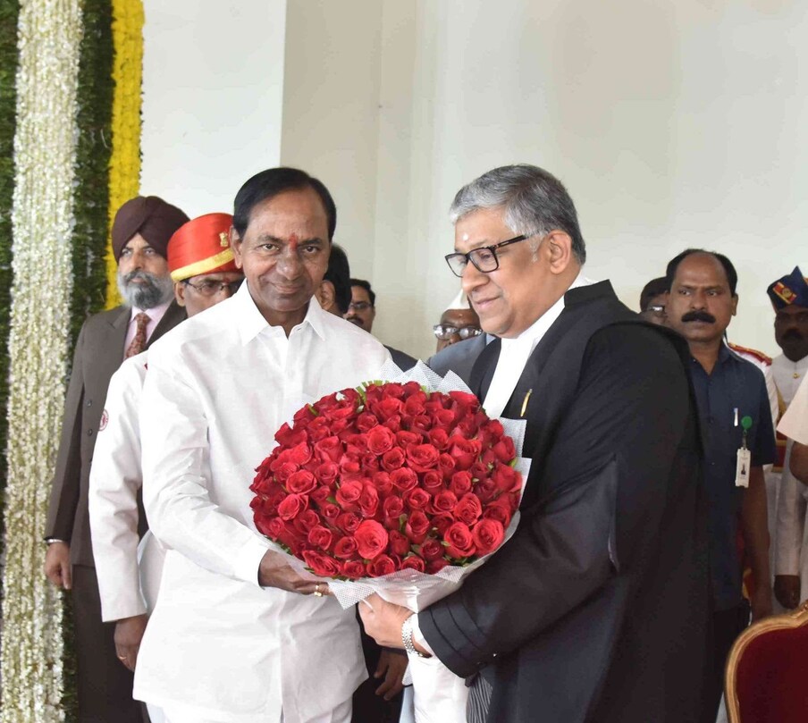  హైకోర్టు చీఫ్ జస్టిస్ టీబీ రాధాకృష్ణన్‌కు అభినందనలు తెలుపుతున్న సీఎం కేసీఆర్