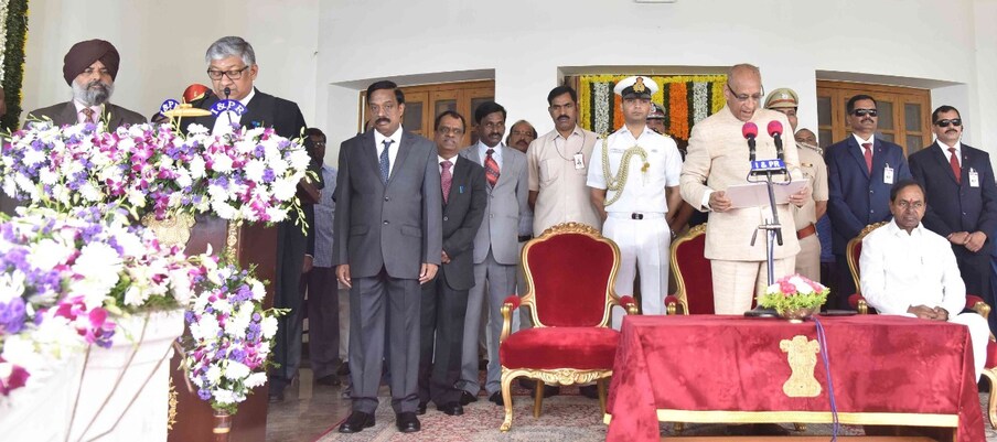  జస్టిస్ టీబీ రాధాకృష్ణన్‌తో ప్రమాణస్వీకారం చేయిస్తున్న గవర్నర్ నరసింహన్