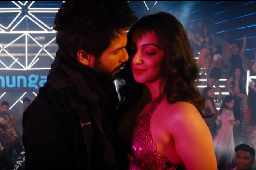 Man died in Arun Reddy Hindi remake Kabir Singh sets.. Shock to Shahid Kapoor and Kiara Advani.. అవును.. మీరు చదవింది నిజమే.. నిజంగానే ఇప్పుడు ‘అర్జున్ రెడ్డి’ హిందీ రీమేక్ ‘కబీర్ సింగ్’ సినిమా సెట్లో ఓ వ్యక్తి అనుమానస్పదంగా చనిపోయాడు. ఇదే ఇప్పుడు యూనిట్ తో పాటు అందర్నీ కలవరపెడుతుంది. ‘అర్జున్ రెడ్డి’ హిందీ రీమేక్ ‘కబీర్ సింగ్’ సినిమాపై అంచనాలు భారీగా ఉన్నాయి. arjun reddy remake kabir singh,arjun reddy remake in hindi,kabir singh movie,man dies in kabir singh sets,shahid kapoor kiara advani,hindi cinema,అర్జున్ రెడ్డి హిందీ రీమేక్,కబీర్ సింగ్ సినిమా,కబీర్ సింగ్ షూటింగ్,కబీర్ సింగ్ సెట్లో వ్యక్తి మృతి,హిందీ సినిమా