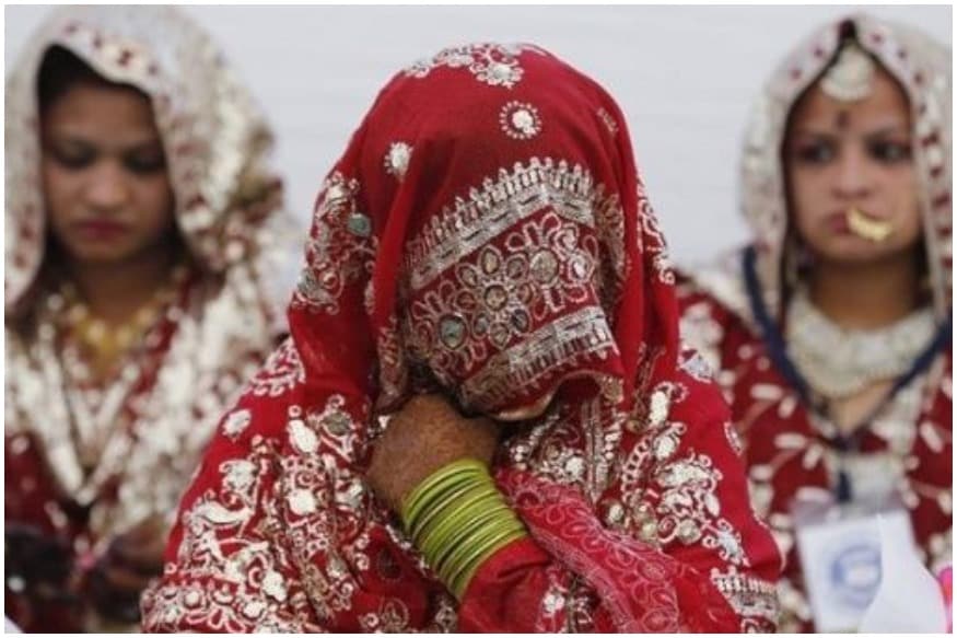 Crime news in telugu, Delhi, Bride, marriage in Function hall, Shocking Incident in Wedding, Strange marriages, New Delhi, Gun Fire in Wedding Hall, పెళ్లి మండపంలో కాల్పులు, పల్లకిలో పెళ్లి కూతురు, న్యూఢిల్లీ పెళ్లి చూడడానికి వచ్చి