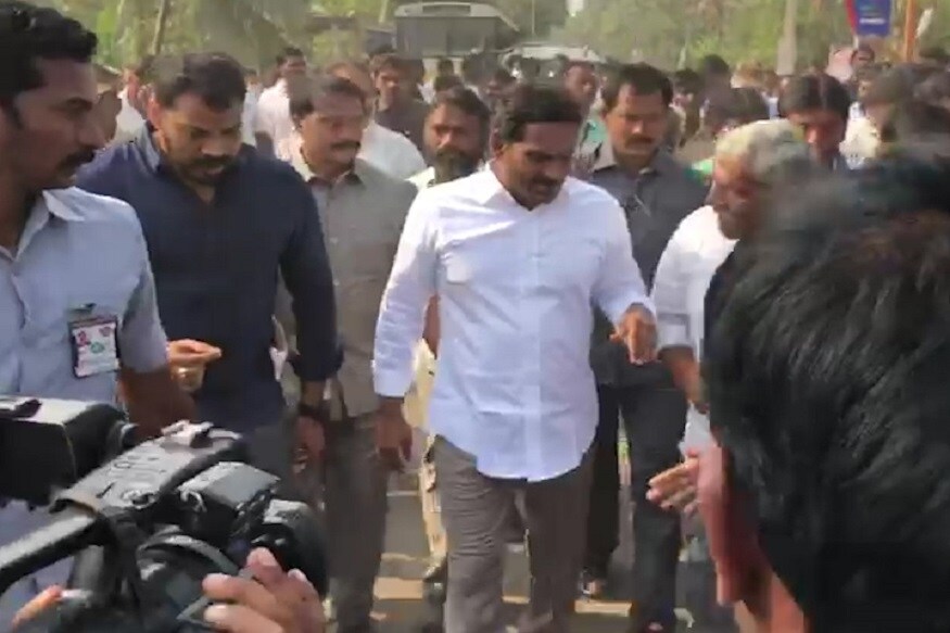 Padayatra made YS Rajashekar reddy CM of Andhra pradesh, Will it repeat for YS Jagan in 2019 assembly elections వైఎస్ఆర్ ఫార్ములా కలిసొచ్చేనా ? పాదయాత్ర వల్ల వైఎస్ జగన్ సీఎం అవుతారా ? వైఎస్ రాజశేఖర్ రెడ్డి, చంద్రబాబు పాదయాత్రలు చేసిన తరువాత ముఖ్యమంత్రి పదవి చేపట్టడంతో... వైఎస్ జగన్ విషయంలోనూ మరోసారి పాదయాత్ర సెంటిమెంట్ వర్కవుట్ అవుతుందా ? అనే ఆసక్తి నెలకొంది.