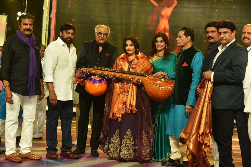 Tollywood Senior Heroes Chiranjeevi Balakrishna Nagarjuna Mohan babu Attend TSR Awards Function, TSR Awards Function | ప్రముఖ నిర్మాత కళాబంధు టి.సుబ్బరామి రెడ్డి ప్రతి యేడాది ప్రతిష్టాత్మకంగా ఇచ్చే సినిమా అవార్డ్స్ విశాఖ పట్నంలో అంగరంగ వైభవంగా జరిగింది. ఈ వేడుకకు తెలుగు సినీ ఇండస్ట్రీకి చెందిన సీనియర్ అగ్ర కథానాయకులైన చిరంజీవి, బాలకృష్ణ, మోహన్ బాబు, నాగార్జున, రాజేంద్ర ప్రసాద్లు ఈ వేడుకకు హాజరైన అభిమానులకు కనువిందు చేశారు. TSR Awards, TSR Awards 2019, T subbarami reddy TSR Awards Chiranjeevi Nagarjuna Balakrishna Mohan babu, TSR Awards Best Actors balakrishna Ram Charan Nagarjuna, telugu Cinema News, Tollywood News, టీఎస్సార్ అవార్డ్స్, టీఎస్సార్ ఆవార్డ్స్ 2019, టీ. సుబ్బరామిరెడ్డి చిరంజీవి నాగార్జున బాలకృష్ణ మోహన్ బాబు విద్యాబాలన్