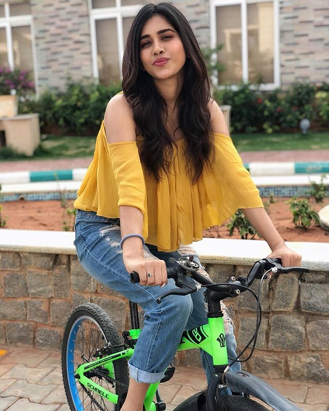 నభా నటేష్ హాట్ ఫోటోషూట్ Photo: Instagram.com/nabhanatesh