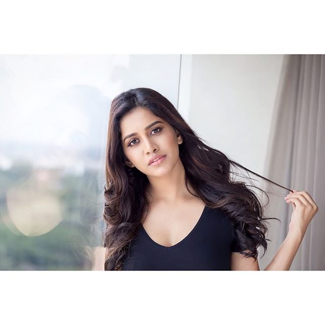 నభా నటేష్ హాట్ ఫోటోషూట్ Photo: Instagram.com/nabhanatesh/