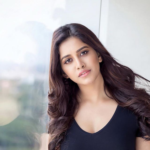 నభా నటేష్ హాట్ ఫోటోషూట్ Photo: Instagram.com/nabhanatesh/