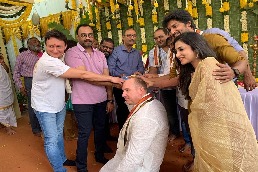 nani, Nani vikram Kumar New Film Started, ప్రస్తుతం హీరో నాని ‘మళ్లీ రావా’ ఫేమ్ గౌతమ్ తిన్ననూరి దర్శకత్వంలో ‘జెర్సీ’ సినిమాలో నటిస్తున్నాడు న్యాచురల్ స్టార్.ఈ సినిమా సెట్స్ పైకి ఉండగానే నాని..విక్రమ్ కుమార్తో చేయబోయే సినిమాకు ఈ రోజు కొబ్బరికాయ కొట్టాడు. మైత్రీ మూవీ మేకర్స్ నిర్మాణంలో ఈసినిమా తెరకెక్కుతోంది. ఈ సినిమాకు పీసీ శ్రీరామ్ సినిమాటోగ్రఫీ అందిస్తున్నాడు. Nani vikram Kumar Mythri Movie Makers Nani Vikram Kumar, Nani vikjram Kumar Priya Varrier Rashmika Mandana keerthy Suresh Megha Akash, నాని, నాని విక్రమ్ కుమార్ సినిమా ప్రారంభం, విక్రమ్ కుమార్ సినిమాకు కొబ్బరికాయ కొట్టిన నాని, నాని విక్రమ్ కుమార్ ప్రియా ప్రకాష్ వారియర్ రష్మిక మందన్న, కీర్తి సురేష్, మేఘా ఆకాష్