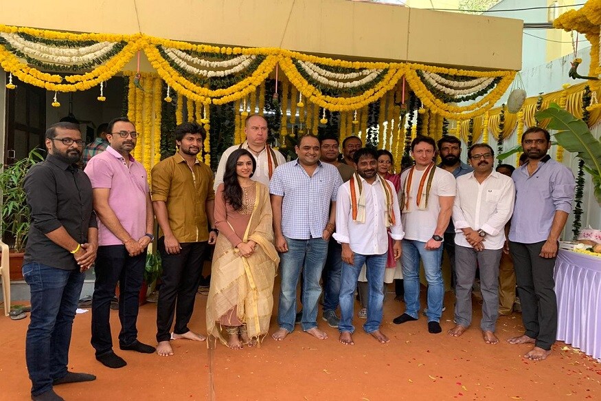 nani, Nani vikram Kumar New Film Started, ప్రస్తుతం హీరో నాని ‘మళ్లీ రావా’ ఫేమ్ గౌతమ్ తిన్ననూరి దర్శకత్వంలో ‘జెర్సీ’ సినిమాలో నటిస్తున్నాడు న్యాచురల్ స్టార్.ఈ సినిమా సెట్స్ పైకి ఉండగానే నాని..విక్రమ్ కుమార్తో చేయబోయే సినిమాకు ఈ రోజు కొబ్బరికాయ కొట్టాడు. మైత్రీ మూవీ మేకర్స్ నిర్మాణంలో ఈసినిమా తెరకెక్కుతోంది. ఈ సినిమాకు పీసీ శ్రీరామ్ సినిమాటోగ్రఫీ అందిస్తున్నాడు. Nani vikram Kumar Mythri Movie Makers Nani Vikram Kumar, Nani vikjram Kumar Priya Varrier Rashmika Mandana keerthy Suresh Megha Akash, నాని, నాని విక్రమ్ కుమార్ సినిమా ప్రారంభం, విక్రమ్ కుమార్ సినిమాకు కొబ్బరికాయ కొట్టిన నాని, నాని విక్రమ్ కుమార్ ప్రియా ప్రకాష్ వారియర్ రష్మిక మందన్న, కీర్తి సురేష్, మేఘా ఆకాష్